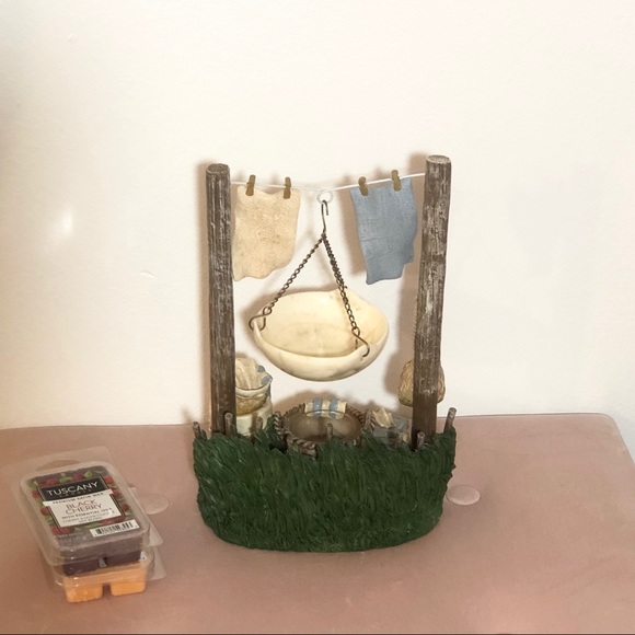 A very cute tealight burner with 2 essential oil. - Picture 2 of 3